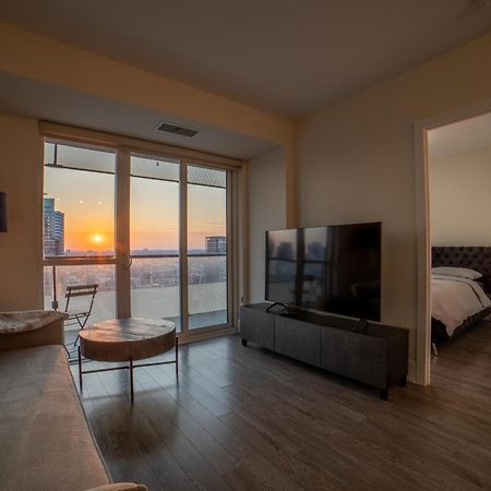 Luxury Condo W/Mesmerizing Sunset Views & Free Parking Торонто Экстерьер фото
