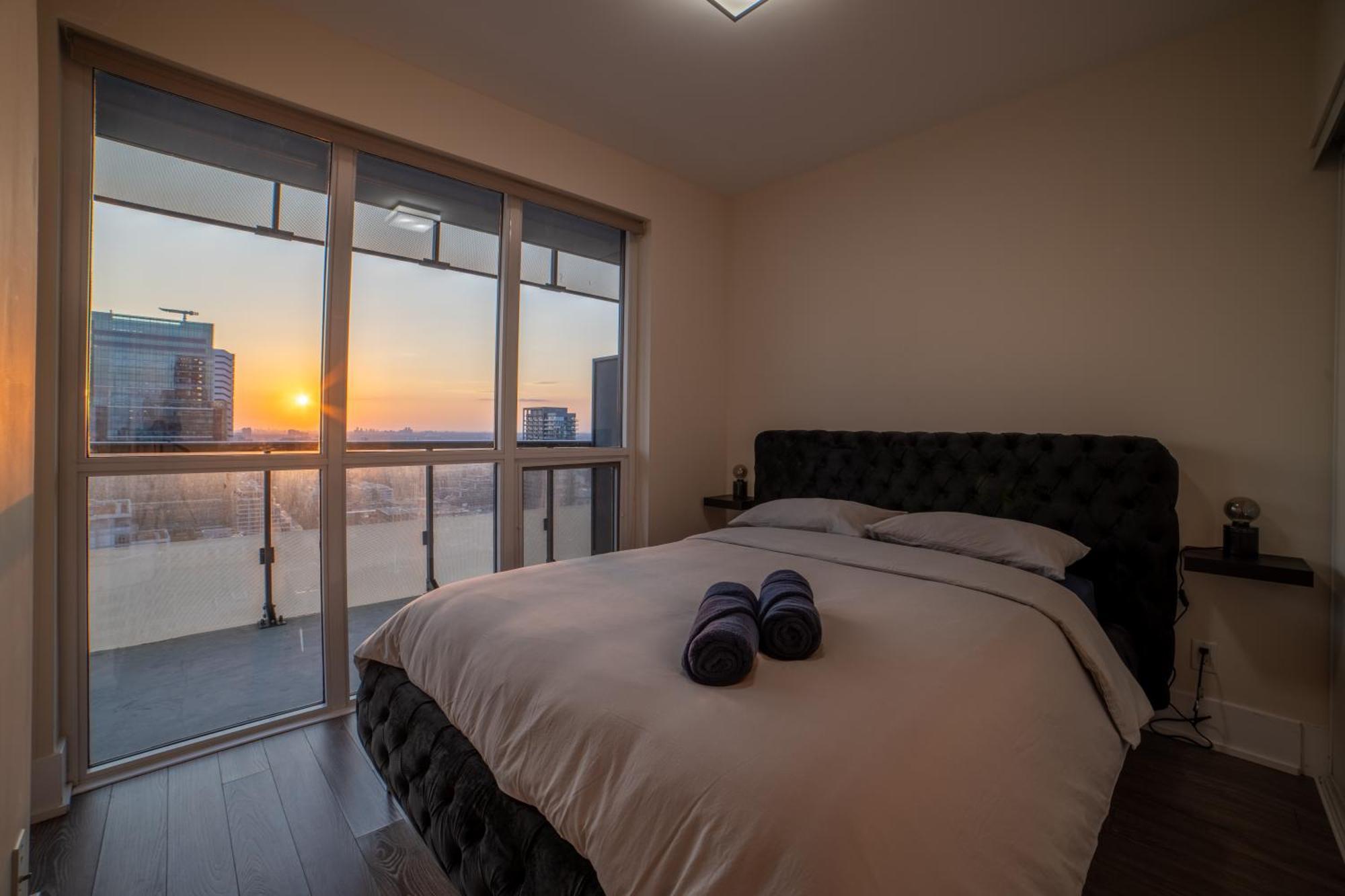 Luxury Condo W/Mesmerizing Sunset Views & Free Parking Торонто Экстерьер фото