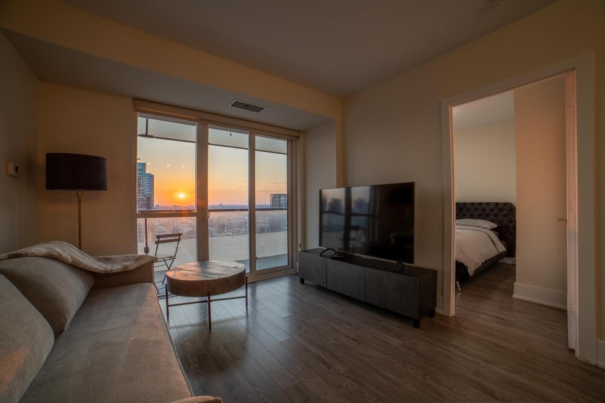 Luxury Condo W/Mesmerizing Sunset Views & Free Parking Торонто Экстерьер фото